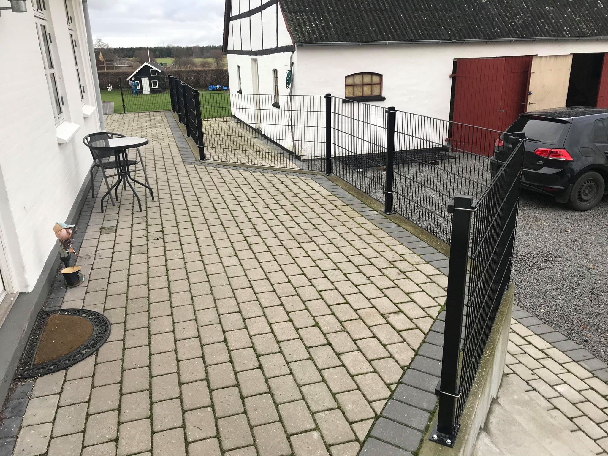 2d panelhegn sort mod væg inkl 60x40 stolpeforankring11 d panelhegn sort mod væg inkl stolpeforankring
