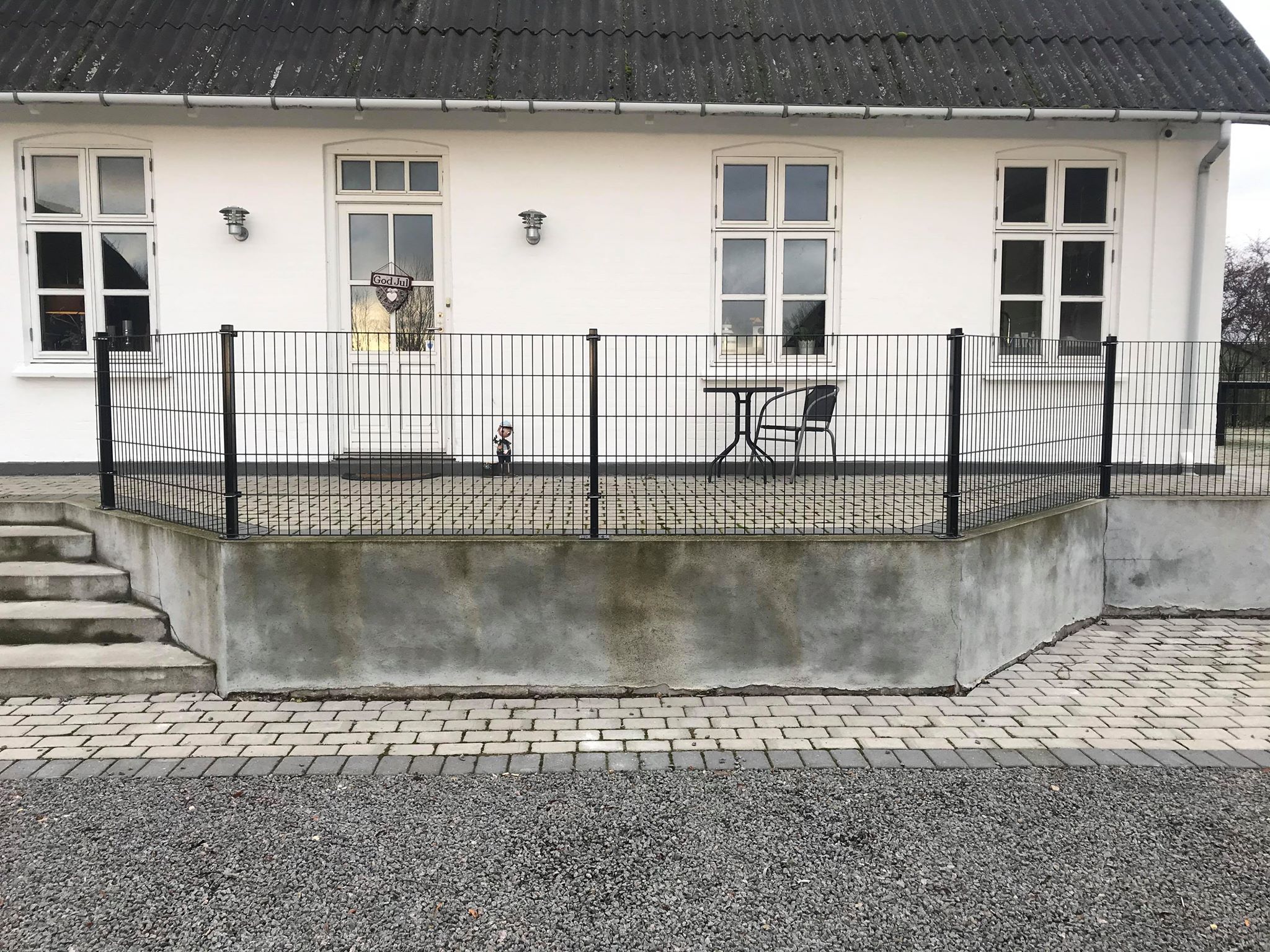 2d panelhegn sort mod væg inkl 60x40 stolpeforankring5 d panelhegn sort mod væg inkl stolpeforankring