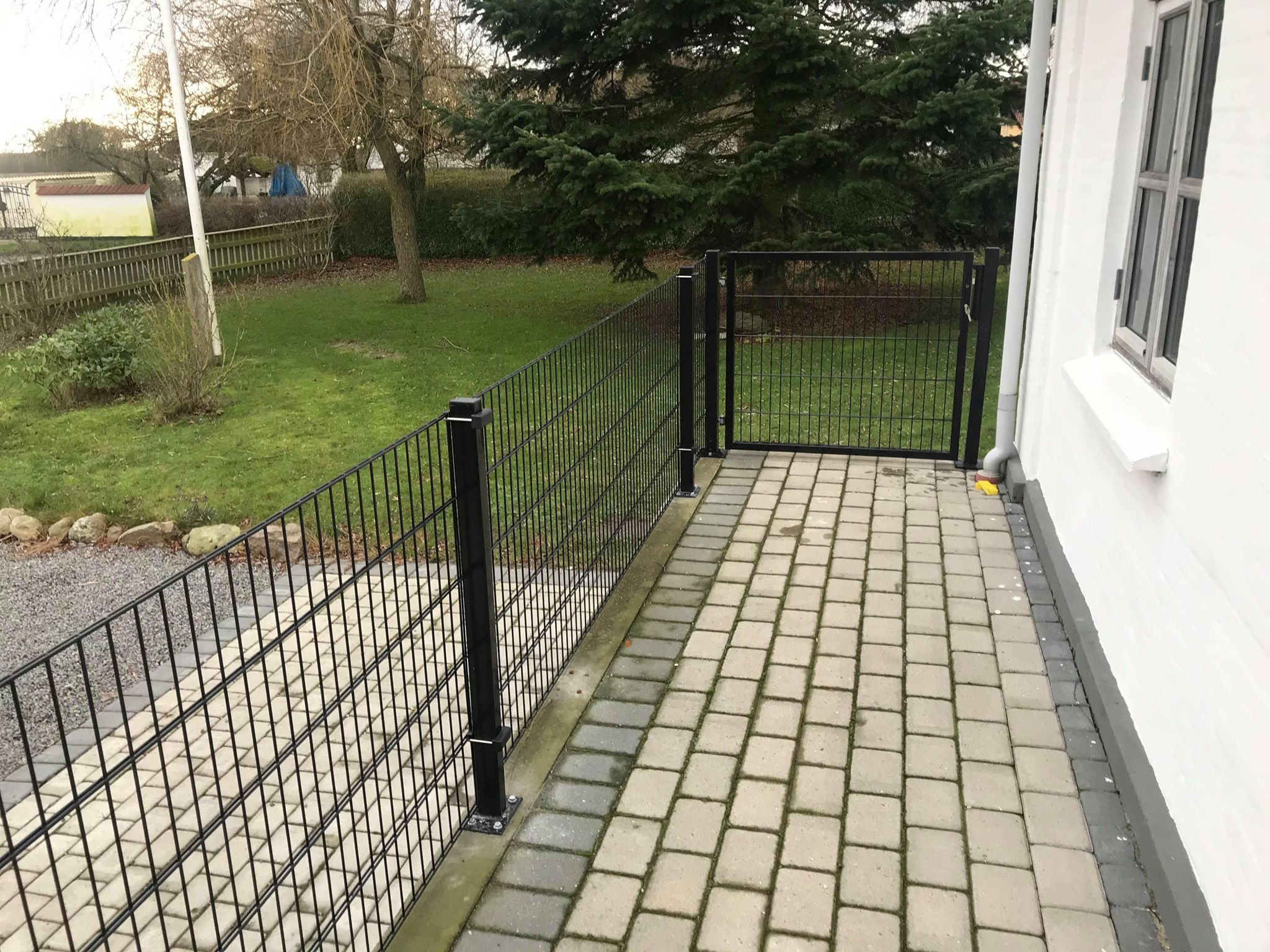 2d panelhegn sort mod væg inkl 60x40 stolpeforankring8 d panelhegn sort mod væg inkl stolpeforankring