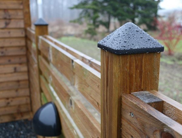 Firkantet stolpehatte Pyramide Sort