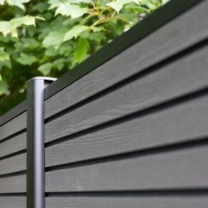 Trio komposithegn i moderne sort design – vedligeholdelsesfrit hegn til haven